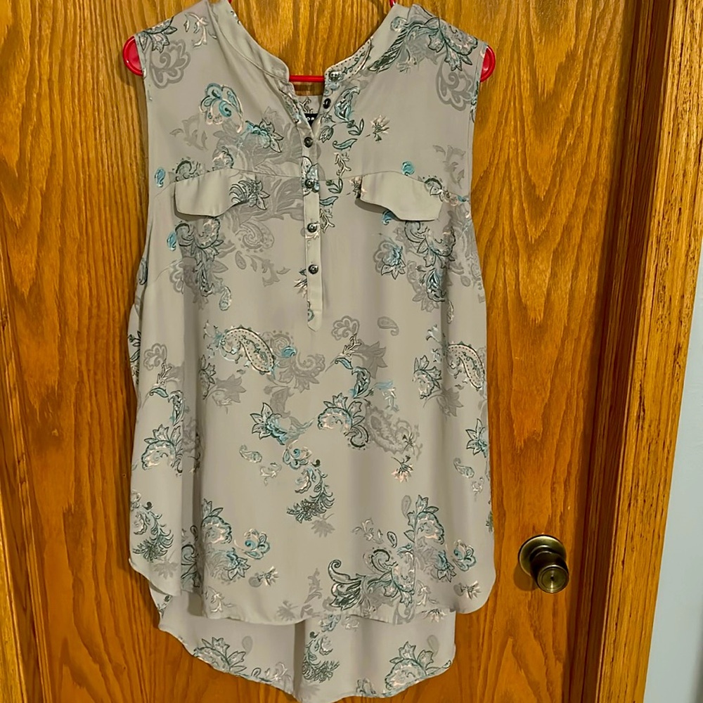 Torrid size 2 gray floral print sleeveless top